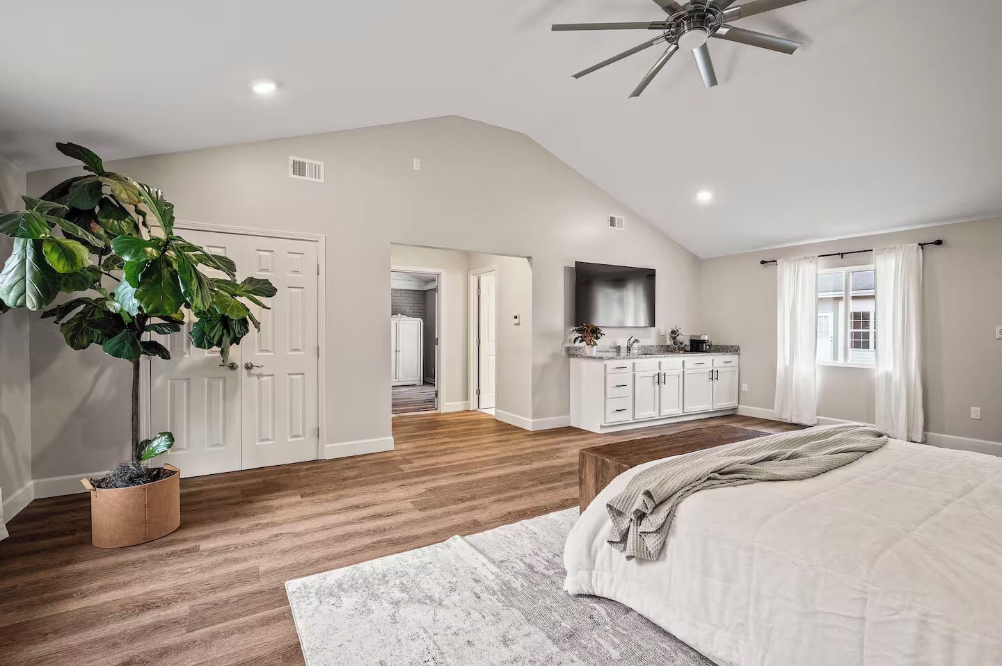 5 bedrooms, desk, iron/ironing board, free WiFi