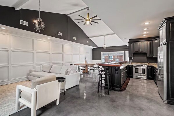 Smart TV - Bourbon Trail Estate | 3 Epic Acres | 7 Bed 6 Bath (Louisville)