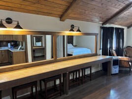 Comfort Cottage, 2 Queen Beds | Iron/ironing board, free WiFi