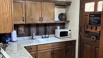 Cottage tiện nghi đơn giản | Bếp riêng | Tủ lạnh nhỏ, lò vi sóng