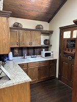 Comfort Cottage | Private kitchen | Mini-fridge, microwave