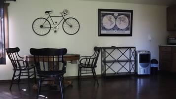 Casa de campo conforto, 2 camas Queen | Ferros/tábuas de passar roupa, Wi-Fi de cortesia