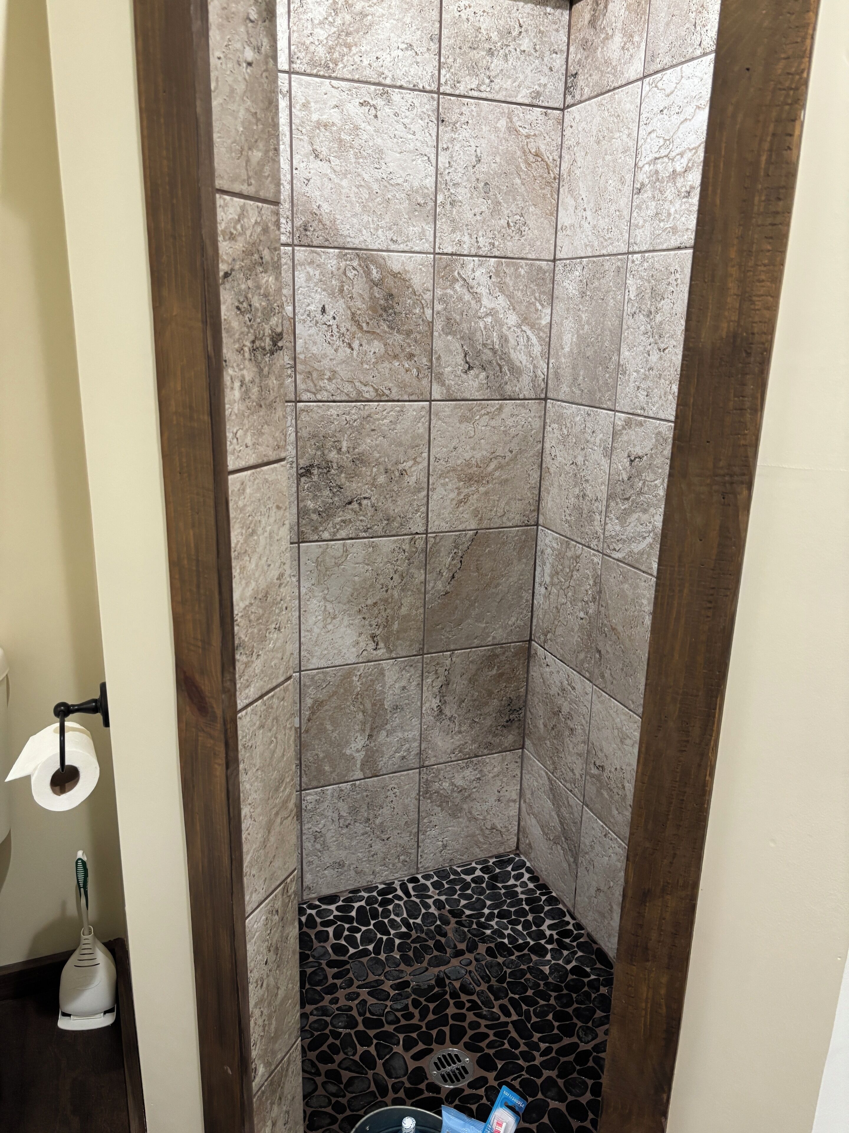 Cottage Comfort | Kamar mandi | Shower, pengering rambut, handuk, dan sabun