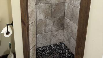 Comfort Cottage | Bathroom | Shower, hair dryer, towels, soap