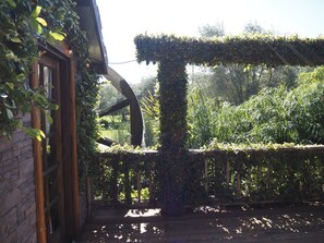Comfort Cottage | Terrace/patio - La Arboleda (Lompoc)