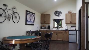 Comfort Cottage, 2 Queen Beds | Iron/ironing board, free WiFi