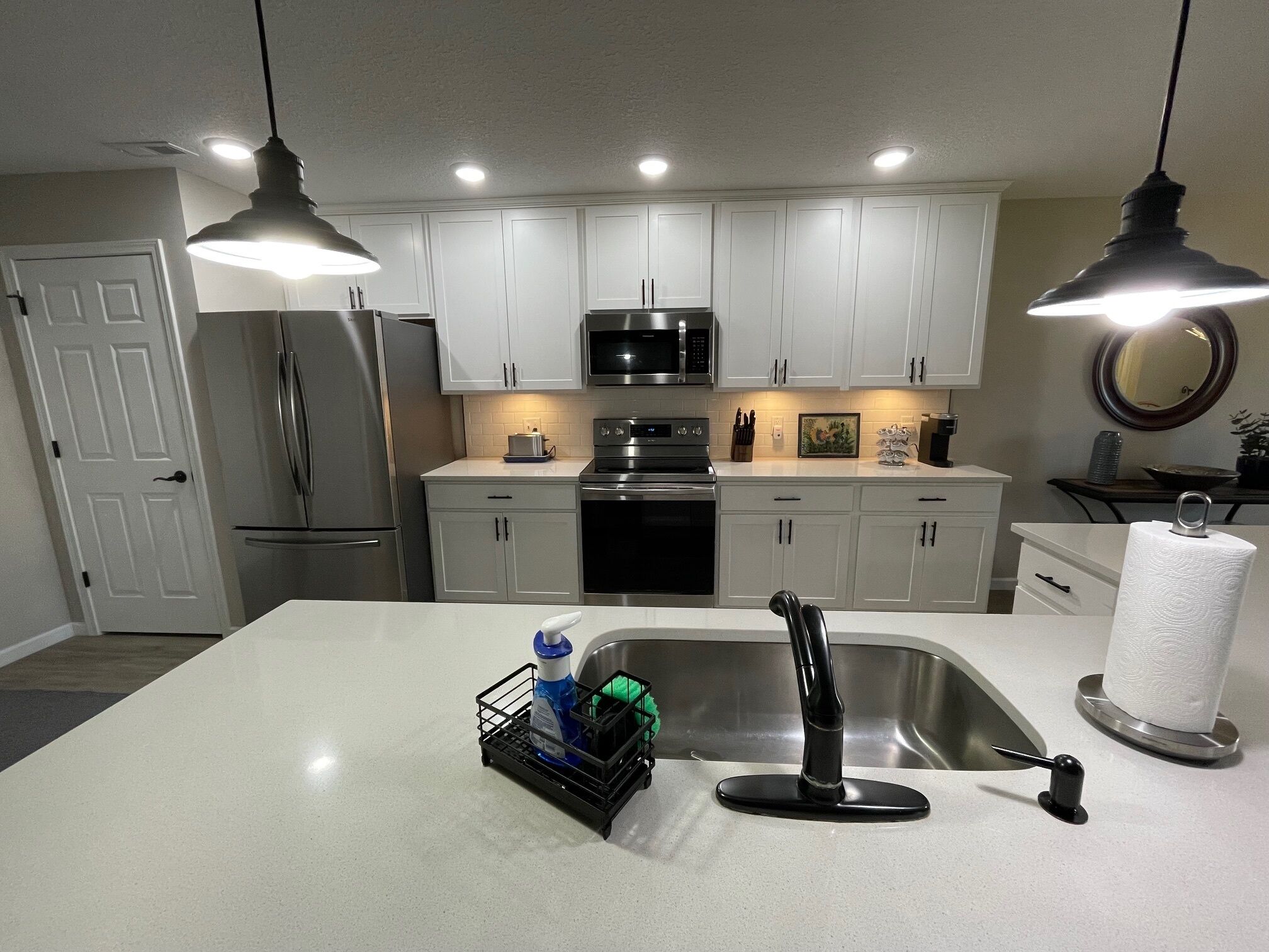 冷蔵庫、電子レンジ、オーブン、コンロ