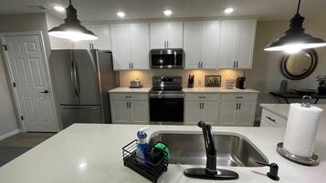 Een microgolfoven, een oven, een kookplaat, een vaatwasser