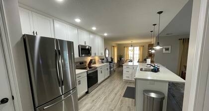 3-bedroom house 5 yr old in nice Lima neighborhood, AC, garage, outdoor dining