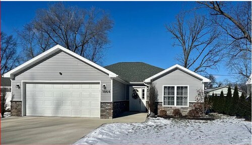 3-bedroom house 5 yr old  in nice Lima neighborhood, AC, garage, outdoor dining