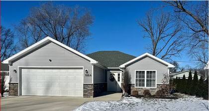 3-bedroom house 5 yr old in nice Lima neighborhood, AC, garage, outdoor dining