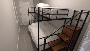 3 soverom, strykejern/-brett, wi-fi og sengetøy