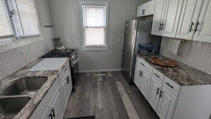 Four à micro-ondes, un four, surface de cuisson