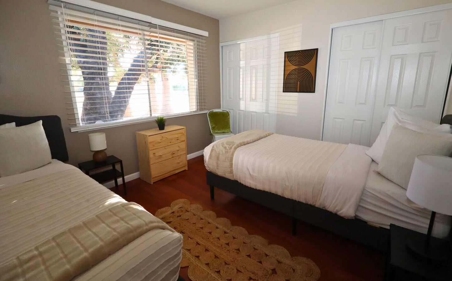 4 soverom, skrivebord, strykejern/-brett og reiseseng for barn