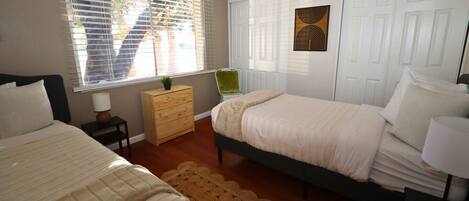 4 soverom, skrivebord, strykejern/-brett og reiseseng for barn