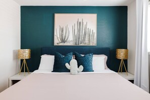 4 室のベッドルーム、デスク、アイロン / アイロン台、旅行用ベビーベッド