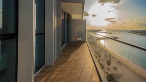 Un balcón con vista a una playa y al mar.