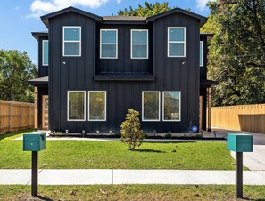 Exterior - Harvest Moon - Modern Waco Retreat in a Prime Location (Waco)