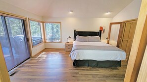 4 bedrooms, desk, iron/ironing board, free WiFi - Alpine 4 - SHARC, Hot Tub, A/C, Light & Bright! (Sunriver)