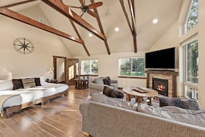 Smart TV, fireplace, foosball, offices - Augusta 3 - Private Heated Pool (seasonal), Golf Course, SHARC, 5 Suites (Sunriver)