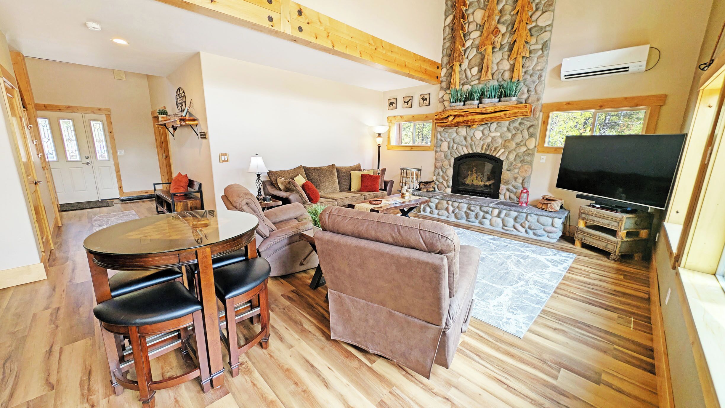 Una Smart TV, una chimenea, una mesa de tenis de mesa