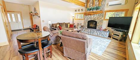 Una Smart TV, una chimenea, una mesa de tenis de mesa