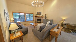 Smart TV, fireplace, ping pong - Big Leaf 4 - SHARC, Hot Tub, Ping Pong (Sunriver)