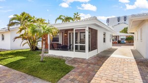 A modern house with a patio, palm trees, and a brick pathway. - Plunge into Joy & Sun at Siesta Key Coastal Gem - Aloha Kai #60 (Siesta Key)