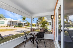 Outdoor dining - Plunge into Joy & Sun at Siesta Key Coastal Gem - Aloha Kai #60 (Siesta Key)