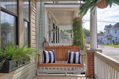 Stylish Remodeled Starland Retreat, Near Starland Yard, Downtown, Food + SCAD!