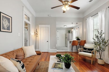 Smart TV, books. Stylish Remodeled Starland Retreat, Near Starland Yard, Downtown, Food + SCAD!