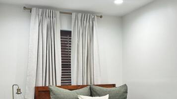 3 habitaciones, tabla de planchar con plancha, wifi y ropa de cama