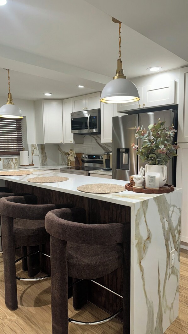 Microondas, horno, placa de cocina y lavavajillas