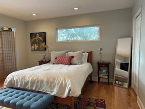 3 bedrooms, iron/ironing board, internet, bed sheets