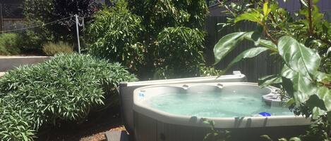 Tina de hidromasaje al aire libre