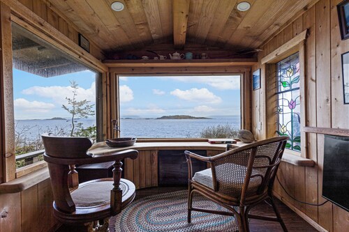 The Artist Cabin – Oceanfront Retreat - 3 month stays or more