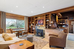 Smart TV, fireplace, books, offices