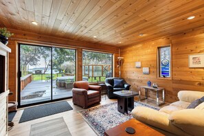 Smart-TV, peis, bøker og kontorer