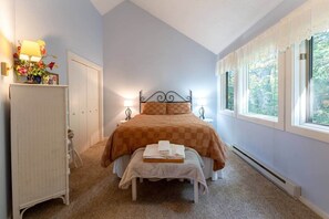 5 bedrooms, iron/ironing board, WiFi, bed sheets - The Honey Den - Your Family's Winter Retreat (Wintergreen Resort)