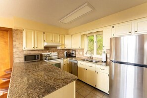 冰箱、微波炉、烤箱、炉灶