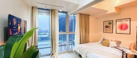 1 habitación, escritorio, tabla de planchar con plancha y wifi