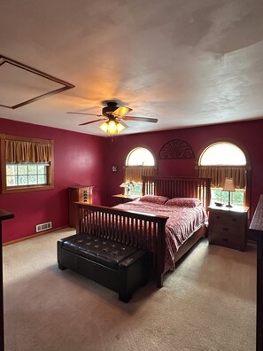 3 habitaciones, tabla de planchar con plancha, wifi y ropa de cama 