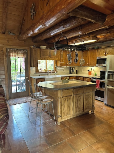 Charming 3-bedroom log cabin in Elk County