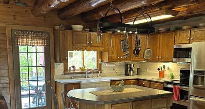 Charming 3-bedroom log cabin in Elk County