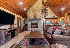 Smart TV, fireplace - Stocked Pond Access | Disc Golf | Hot Tub (Broken Bow)