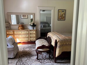 Tabla de planchar con plancha, internet y ropa de cama 