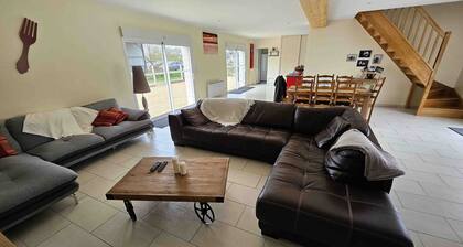 Large 8-bedroom house in the countryside - ideal for families & friends