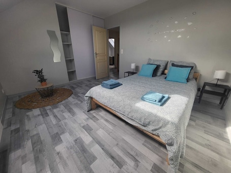 8 bedrooms, WiFi, bed sheets. Large 8-bedroom house in the countryside - ideal for families & friends