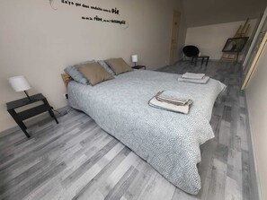 8 bedrooms, WiFi, bed sheets