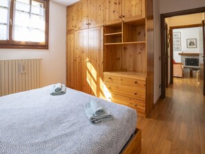 2 bedrooms, travel cot, free WiFi